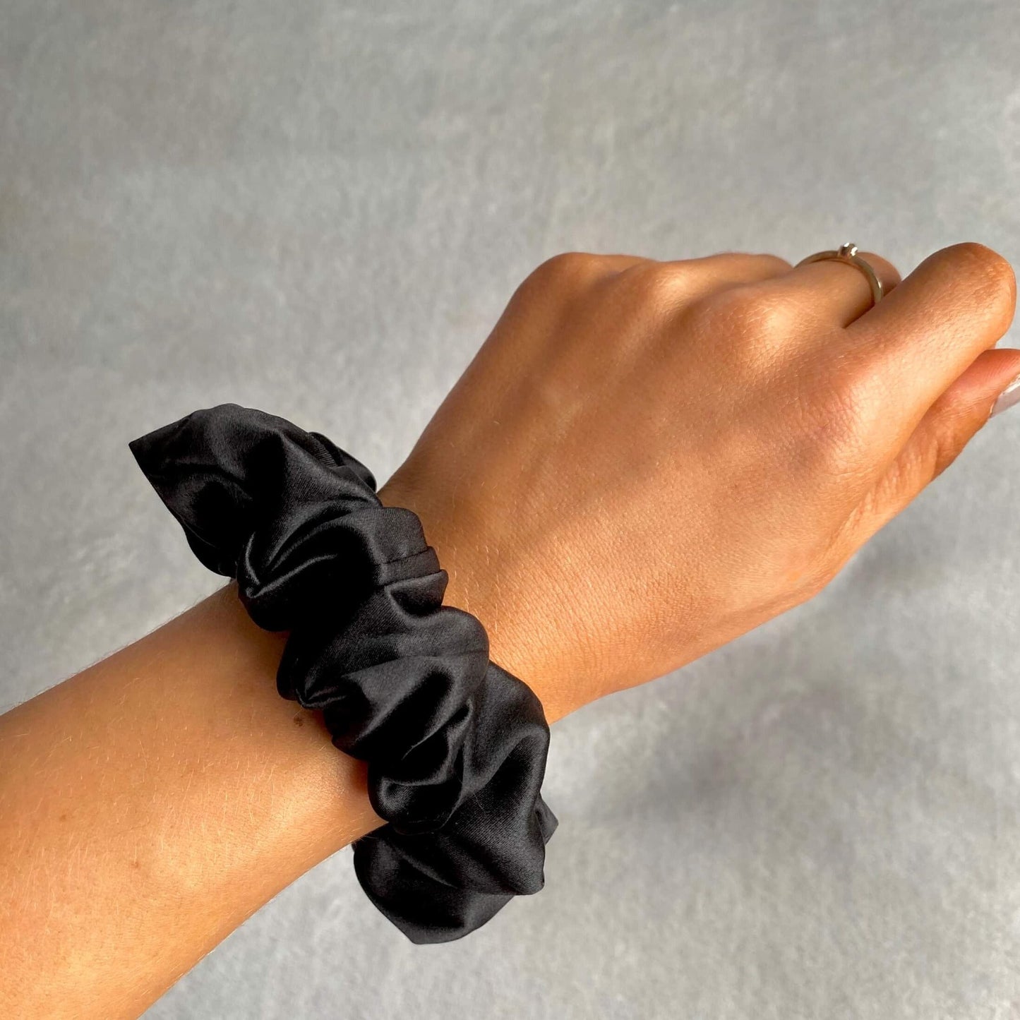 Mulberry Silk Medium Scrunchie Midnight Black - Outlet Sale