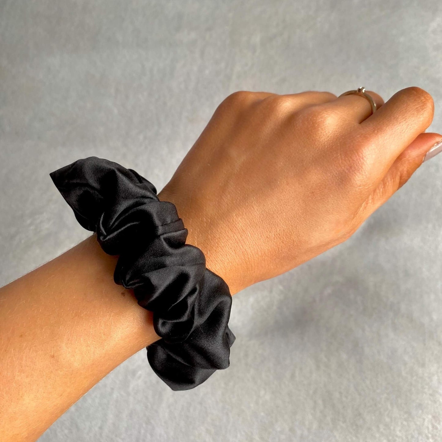 Mulberry Silk Medium Scrunchies - Midnight Black